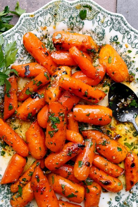 Garlic Maple Roasted Carrots (Better than ever!) Maple Roasted Carrots, Roasted Baby Carrots, Roasted Carrots Recipe, Butter Carrots, Easy Vegetable Side Dishes, Butternut Squash Salad, Vegan Cinnamon Rolls, Maple Butter, Squash Salad