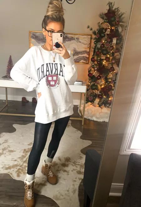 Harvard Sweater Outfit, Harvard University Outfit, Harvard Sweatshirt Outfit, Harvard Outfit, Autumnal Outfits, Harvard Sweater, Harvard Sweatshirt, Lounge Outfits, University Outfit