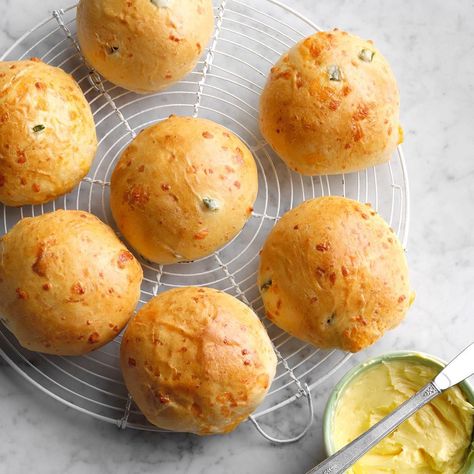 Jumbo Jalapeno Cheddar Rolls Shredded Cheese Recipes, Cheddar Rolls, Jalapeno Rolls, Cooking Projects, Beer Recipe, Yeast Bread Recipes, Jalapeno Cheddar, Yeast Rolls, Recipes Sweet