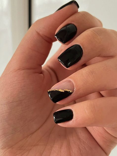 Nails Square Short Black, Short Black Gel Nails, Wedding Nails Black, Gold Short Nails, Short Nail Designs Black, Short Nails Black Women, Nail Art Funky, Short Nails Black, Gala Nails