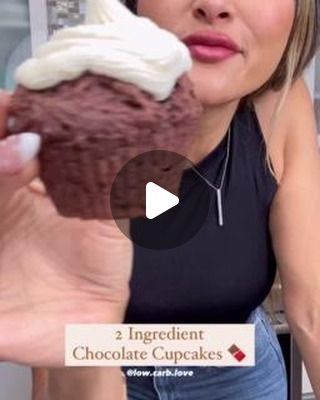 Keto Diet Recipes on Instagram: "2 INGREDIENT CUPCAKES🧁 by @lowcarblove I’ve seen 2 ingredient bagels so I tried 2 ingredient cupcakes! You can make the mix from scratch but I just wanted to see if this box cake mix would work! Ingredients: 1 box @pillsburybaking Zero Sugar Devil’s Food Cake Mix 2 cups plain yogurt Directions: Preheat your oven to 350F. In a large bowl, add your Zero Sugar Devil’s Food cake mix and greek yogurt. Mix until thoroughly combined. Line a cupcake pan with liners and using a cookie scoop, fill your liners about ½ to ¾ the way up. Bake for 20-25 minutes until a toothpick comes out clean. Top with whipped cream, or your favorite frosting. I’m using @pillsburybaking Zero Sugar Vanilla Frosting! That’s it! Add sprinkles or any decoration you’d like 😋 💡 If you wa Pillsbury Zero Sugar Cake Mix Recipes, Zero Sugar Cake Mix Recipes, Cake Mix And Greek Yogurt, 2 Ingredient Bagels, Yogurt Cupcakes, Sugar Free Cupcakes, 2 Ingredient Cakes, Fage Yogurt, Keto Chow