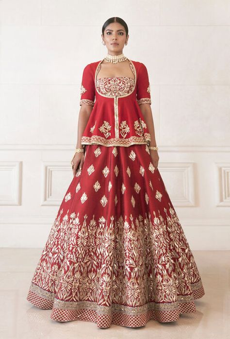 Lehenga Manish Malhotra, Lehenga Anarkali, Long Blouse Designs, Red Bridal Dress, Raw Silk Lehenga, Wedding Lehenga Designs, Lehenga Blouse Designs, Fancy Frocks, Choli Designs