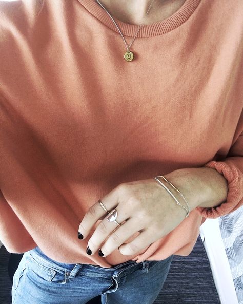 Peach sweater | mid-waist silver blue jeans | accessories | streetstyle | winter style | winter fashion | winter street style | winter | casual | outfit Peach Sweatshirt Outfit, Street Style Winter Casual, Peach Sweatshirt, Winter Casual Outfit, Streetstyle Winter, Peach Sweater, Winter Street Style, Jeans Accessories, Winter Street