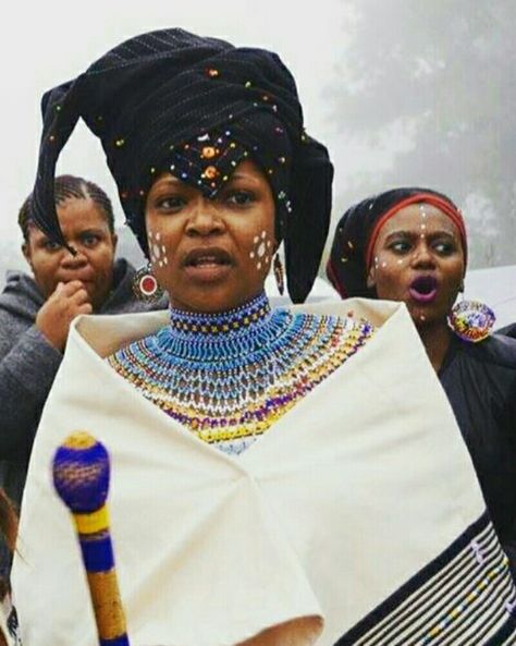 Indzwakazi yakwa Xhosa Xhosa Headwrap, Xhosa Doek, Xhosa Traditional Wedding, Xhosa Traditional Wedding Dresses, Doek Styles, Xhosa Wedding, Xhosa Culture, Xhosa Attire, South African Traditional Dresses