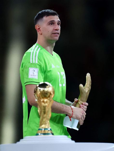 Congratulations, Emi Martinez! #FIFAWorldCup Golden Glove winner 🧤 Emi Martinez, Argentina Football Team, Mundial Qatar 2022, Penalty Shootout, Emilio Martinez, Argentina Football, Mens Hairstyles Thick Hair, Qatar 2022, World Cup 2022