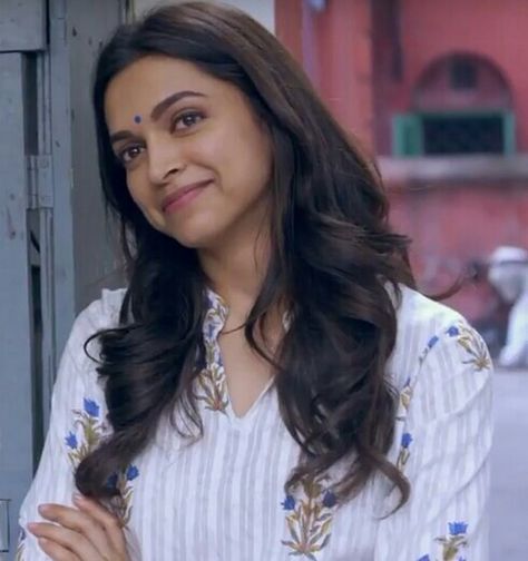 Deepika Padukone in Piku Deepika Padukone Hairstyles, Deepika Padukone Piku, Indian Angel, Deepika Padukone Hair, Old Film Stars, Deepika Padukone Style, Actress Hairstyles, Bollywood Photos, Bollywood Outfits