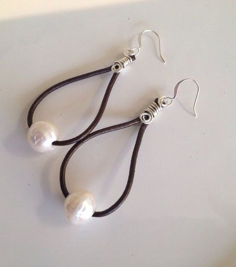 Fresh Water Pearls Jewelry, Leather Jewelry Diy, Pearls Jewelry, Jewelry Making Earrings, Pearl Leather, Fresh Water Pearls, Homemade Jewelry, Fresh Water Pearl, Water Pearls