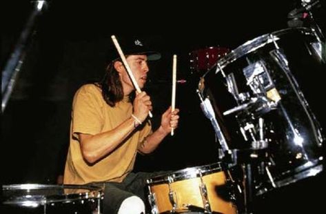 David Eric Grohl early 90's Dave Group 90s, Dave Ghrol Drums, Dave Grohl Nirvana Drum, Dave Grohl Drums, Dave Grohl 90s, 90s Collage, Chad Channing, Nirvana Live, Pat Smear