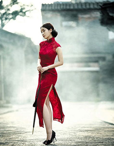 Qin Hailu movie promo shots. Beautiful cheongsam. Too bad I always look like a hostess in a Chinese restaurant when I wear one. Chinese Traditional Dress, Traditional Chinese Dress, Qipao Dress, China Dress, Cheongsam Dress, Cooler Look, Chinese Clothing, Traditional Fashion, Chinese Dress