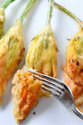 You searched for Squash blossom - Life's Ambrosia Fried Courgette, Cheese Stuffed Zucchini, Herbed Goat Cheese, Zucchini Flowers, Zucchini Blossoms, Stuffed Zucchini, Cheese Stuffed, Snacks Für Party, Idee Pasto Sano