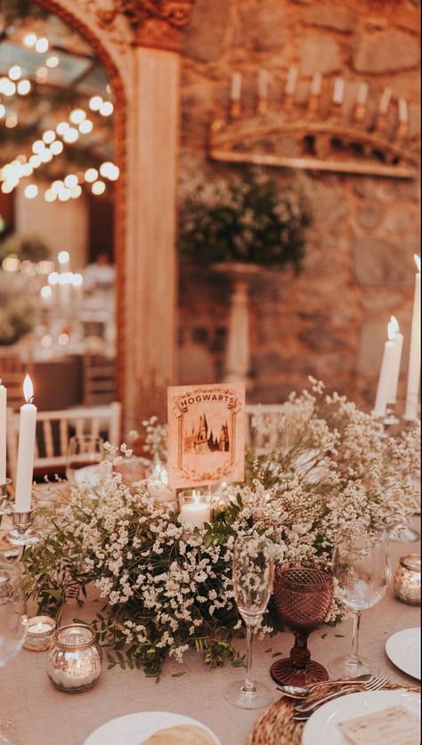 Barnyard Wedding Reception, Subtle Harry Potter Wedding, Hogwarts Wedding Ideas, Harry Potter Table Decorations, Boda Harry Potter, Harry Potter Tea Party, Harry Potter Theme Wedding, Harry Potter Engagement, Harry Potter Table