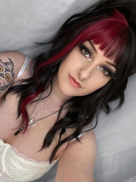 Hair Dye Parting, Black Hair Red Fringe, Split Hair Dye With Bangs, Split Dye Fringe, Alt Hair With Bangs, Halo Hair Colors, Red Hair Streaks, Black And Red Hair, Dyed Bangs