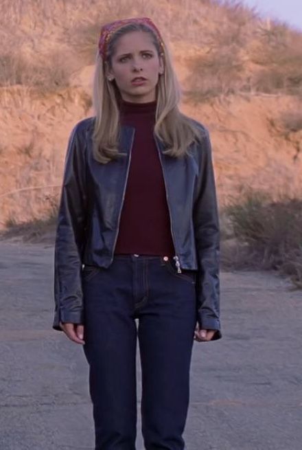 Buffy Leather Jacket Outfit, Jenny Calendar Buffy Outfits, Glory Buffy The Vampire Slayer, Sarah Michelle Gellar 90s Outfits, Buffy Style Outfits, Sarah Michelle Gellar Outfits, Buffy Outfit Inspiration, Buffy The Vampire Slayer Outfits 90s, Buffy Halloween Costume