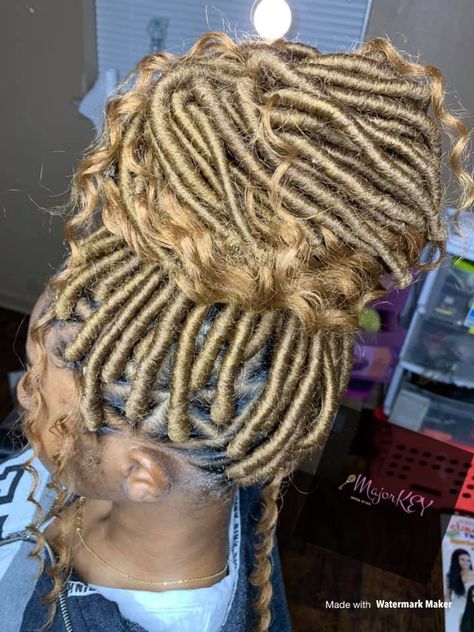 Draid Locks Hairstyles For Women, Faux Locs Blonde And Brown, Brown And Blonde Faux Locs Black Women, Blonde And Black Faux Locs, Jumbo Hairstyles, Focs Locs, Black And Blond Faux Locs, Blond Goddess Locs, Blonde Goddess Locs