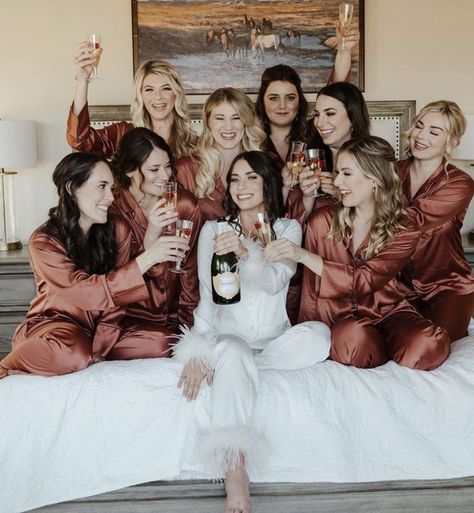 Pin by Pinner on Wedding in 2022 | Bridal squad, Squad photos, G photos Bridesmaid Bed Pictures, Bride Squad Ideas, Bridal Party Photoshoot, Bridal Prep Photos, Bride And Bridesmaid Pictures, Bridal Shower Photography, Night Before Wedding, Pyjamas Party, Bridesmaid Pictures