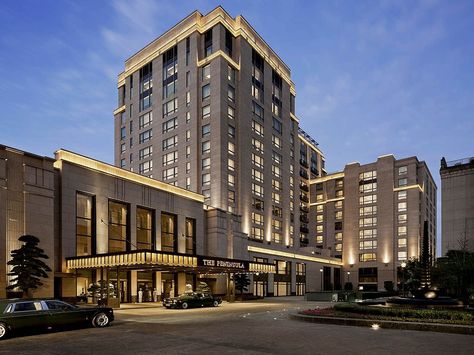 Peninsula Hotel, Hotel Exterior, Classic Building, Hotel Entrance, Facade Lighting, Hotel Building, Hotel Architecture, Country Houses, Building Facade