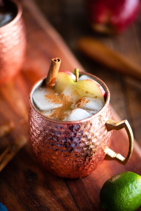 Apple Cider Moscow Mule, Caramel Vodka, Moscow Mule Recipe, Mule Recipe, Fall Cocktails Recipes, Thanksgiving Cocktails, Thanksgiving Drinks, Copper Mugs, Fall Cocktails