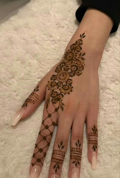 Keffiyeh Henna Design, Mehendi Designs Asthethic, Very Simple Henna Designs, Pretty Henna Designs Unique, Hana Ideas, Bel Mehndi Designs, Henna Designs Fingers, Back Hand Simple Mehndi Design, Hanna Tattoo