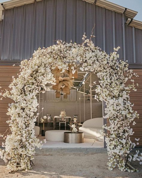 Sometimes less is really more! For this desert wedding, the florist created a stunning floral arch of all-white flowers that surrounded the entrance to a modern wedding reception. Here are more creative ideas for all-white wedding flowers. // Photo: Ruth Marie Photography and Florals: Luna Design Studios Mumu Wedding, Reception Entrance, Floral Arch Wedding, White Wedding Theme, Wedding Backdrop Design, All White Wedding, Wedding Entrance, Have Inspiration, White Wedding Flowers