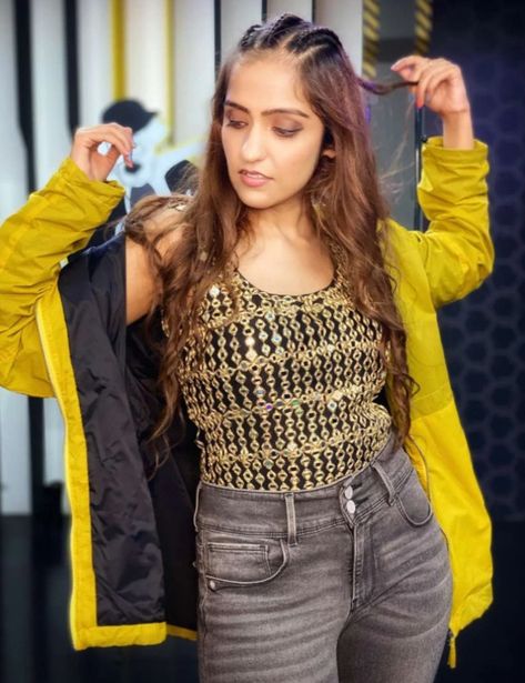 Singer Karthik Photos, Harshdeep Kaur Singers, Avneet Kaur Latest Pics, Avneet Kaur Cute Smile, Avneet Kaur Navel, Musician, Crop Tops, Women's Top