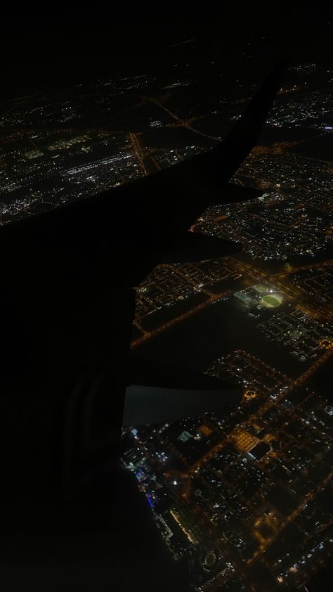 Plane Window View Night, Plane Window View Aesthetic, Airplane Window View Night, Window View Night, Alexandra Core, Night Sky Hd, First Class Plane, Plane Window View, Plane Aesthetic