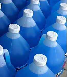 Homemade Windshield Washer Fluid, Homemade Cleaning Supplies, Car Products, Windshield Washer Fluid, Cleaning Stuff, Car Fix, Homemade Cleaning, Blue Food Coloring, Homemade Products