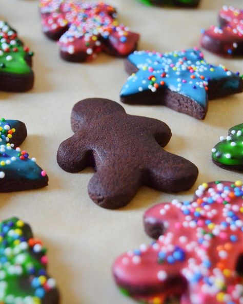 Chocolate Cut Out Cookies Recipe, Chocolate Cutout Cookies No Chill, Chocolate Sugar Cookie Cutout Recipe, Cookie Recipes No Chill, Chocolate Cut Out Cookies, Christmas Cut Out Cookies, Cookies No Chill, Beginner Baking, Sugar Cookie Recipes