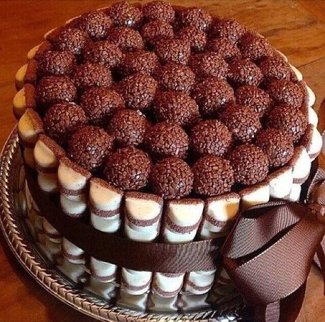 Aprenda a fazer o delicioso bolo de Kinder Ovo O post Receita de bolo Kinder Ovo apareceu primeiro em PortalPower - Wallpapers, Facebook, Imagens Wathsapp e games. Malteser Cake, Twix Bar, Online Candy Store, Banana Cake Recipe, Orange Cake, Best Candy, Orange Recipes, Almond Cakes, Banana Cake