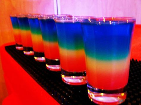 Rainbow Shots! Blue curacao, Vodka, Pineapple Juice & Grenadine Bar Philippines, Smoothie Shots, Bartending Drinks, Layered Shots, Rainbow Shots, Candy Shots, Rainbow Cocktail, Rainbow Drinks, Bar Shots