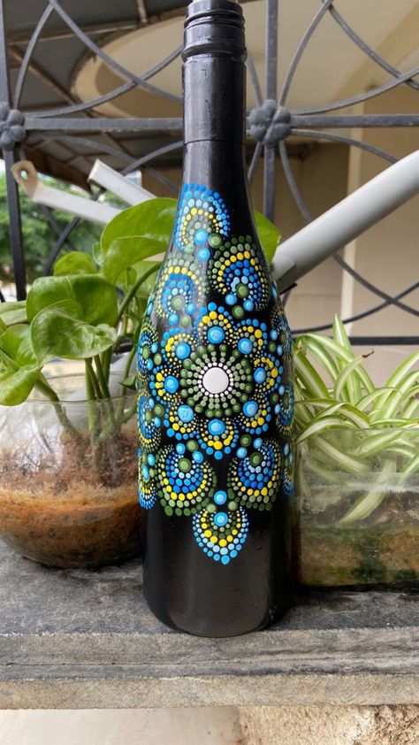 Mandala On Glass Bottle, Dot Art On Glass Bottles, Bottle Art Dot Painting, Mandela Art On Bottle, Mandala Art Glass Painting, Wine Bottle Dot Painting, Mandala Wine Bottle, Mandala Art Bottle Design, Wine Bottle Mandala Art