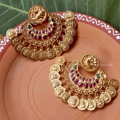 Temple Earrings, Coin Jewellery, Gold Earrings Indian, Antique Gold Earrings, Bridal Jewelry Vintage, Jewelry Editorial, Beautiful Peacock, Antique Jewelry Indian, Gold Jewelry Stores