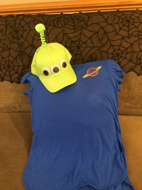 DIY Green alien from toy story. So cute and easy to make for Halloween!!! Green Alien Toy Story, Diy Alien Costume, Alien From Toy Story, Toy Story Alien Costume, Toy Story Costume, Aliens Guy, Toy Story Halloween, Toy Story Costumes, Alien Costume