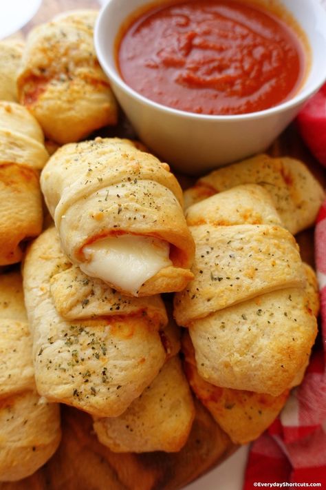 Homemade Pizza Rolls Crescent Pizza, Pepperoni Rolls Recipe, Homemade Pizza Rolls, Crescent Roll Pizza, Pizza Roll Up, Pepperoni Rolls, Kids Pizza, Mozzarella Pizza, Cheese Crescent Rolls