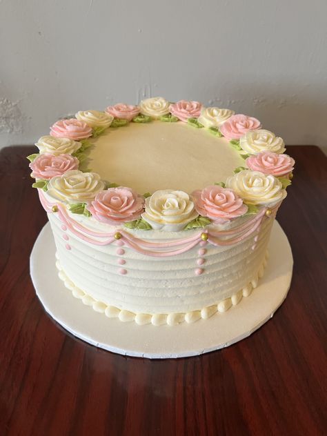 White Cake With Pink Roses, 8 Inch Cake Designs, Pink Floral Cake Birthday, Buttercream Borders, Round Cake Designs, Birthday Cake Round, Floral Cake Birthday, Round Birthday Cakes, Girly Birthday Cakes