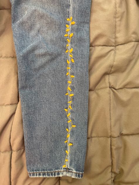 Blue Jeans Embroidery Ideas, Jean Hole Embroidery, Embroidered Ripped Jeans, Pant Leg Embroidery, Jean Embroidery Grunge, Embroidery On Ripped Jeans, Jeans Embroidery Aesthetic, Embroider Jeans Ideas, Jean Embroidery Ideas Pockets