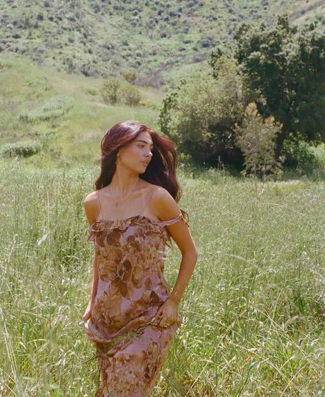 Dreamy Dress Photoshoot, Long Flowy Dress Photoshoot, Field Photoshoot Outfits, Photoshoot Ideas Field, Field Photoshoot Ideas, Flowy Dress Photoshoot, Hippie Photoshoot, Self Photoshoot, Pretty Senior Pictures