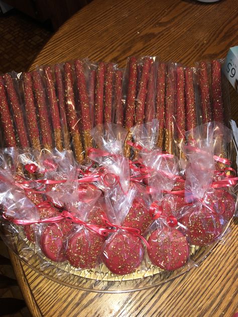 Red & gold chocolate covered pretzels and oreos Red And Gold Party Favors, Red And Gold Desserts, Royalty Baby Shower, Gold Party Favors, Red Desserts, Gold Dessert, Rose Gold Wedding Cakes, Gold Candy, Chocolate Dipped Pretzels