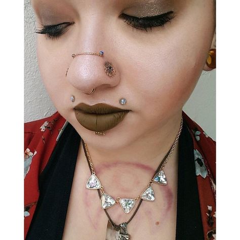 478 Likes, 11 Comments - Ali X Pope (@piercingsbyali) on Instagram: “Stole this pic from my bff Bridgett, who is rocking a super cute chain between her high nostril…” Drawing Piercings, Nasallang Piercing, High Nostril Piercing, Facial Piercing, Body Modification Piercings, Double Nose Piercing, Nostril Piercing, Face Piercings, Facial Tattoos