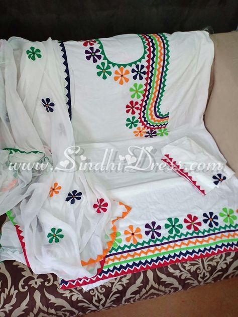 Applic Work Dresses Pakistani, Sindhi Tuk Design Dress, Applic Work, Sindhi Dress, Suit Pic, Aplic Work, Summer Kurti, Cloth Painting, Dresses Pakistani