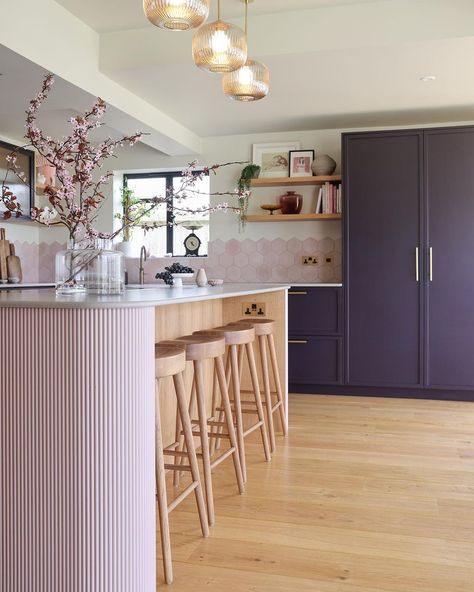 Hints of pink and gold 🌸 Featuring slim shaker doors, a hand-painted flute island, and our Gold Hive Cupboard Handles, @woodworksbrighton created a dreamy kitchen space perfect for indulgent weekend brunches and mid-morning coffee breaks. “Gold tones work beautifully with soft blush palettes to give a warm touch of luxury.” - Ally Dowsing Reynolds, Co-Founder, Dowsing & Reynolds. 🤲🏽 @woodworksbrighton 🎨 @misspandd 📸 @beeholmesphotography Tap to shop #myhomevibe #howihome #makehomeyo... Slim Shaker, Flatpack Kitchen, Shaker Kitchens, Shaker Doors, Furniture Wood, Cupboard Handles, Custom Kitchens, Wood Works, Birch Ply