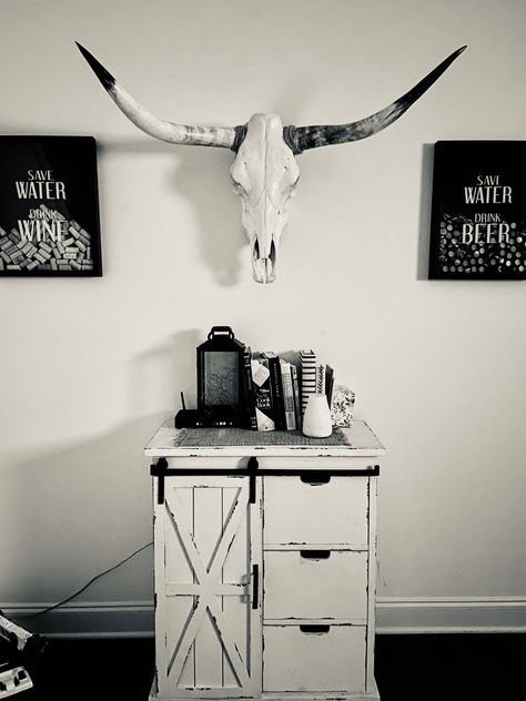 Longhorn Skull Decor Bedroom, Bull Skull Decor Living Rooms, Cow Skull Living Room, Long Horn Decor Rustic, Black And White Western Living Room, Industrial Western Decor, Mid Century Southwest Decor, Cow Skull Decor Living Room, Gothic Room Decor Ideas