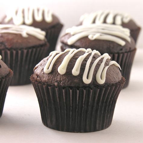 Chocolate lava cupcakes! They have a truffle chocolate ganache in the center that melts... Recipe For Lava Cake, Chocolate Lava Cupcakes, Lava Cupcakes, Homemade Fondant, Lava Cake Recipes, Molten Lava Cakes, Molten Chocolate, Molten Lava, Cupcake Recipes Chocolate