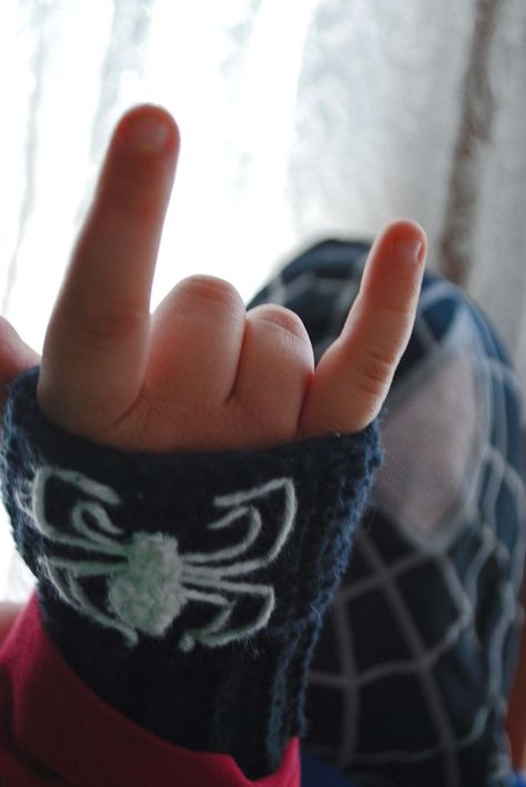 How to Crochet Awesome Black Suit Spiderman Fingerless Gloves Superhero Gloves, Spiderman Gloves, Black Suit Spiderman, Symbiote Suit, Crochet Wrist Warmers, Gloves Pattern, Fingerless Mitts, Crochet Fingerless Gloves, Crochet For Boys