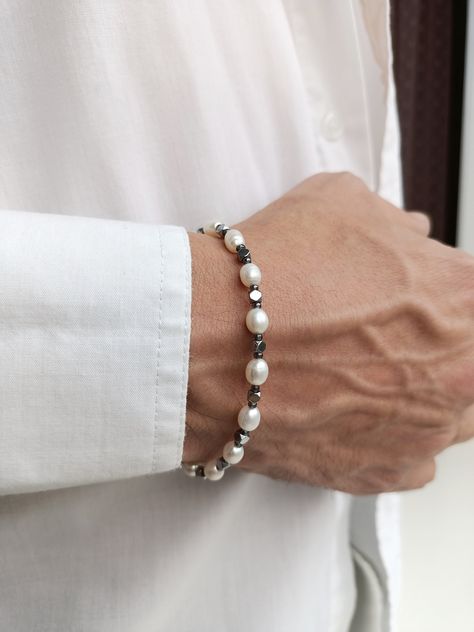 Men Pearls, Cristal Bracelet, Boyfriend Gift Ideas, Bracelet Boyfriend, Real Pearl Bracelet, Jewelry Y2k, Rice Pearls, Surfer Bracelets, String Of Pearls