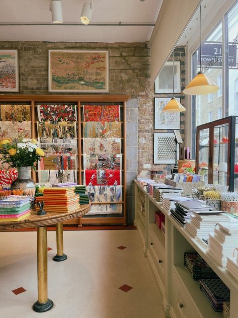 Best Retail Store Design, Choosing Keeping London, Stationary Store Aesthetic, Stationary Shop Interior, Book Shop Design, Best Shopping In London, Bookshelf Quilt, Art Stores, Bookshop Café