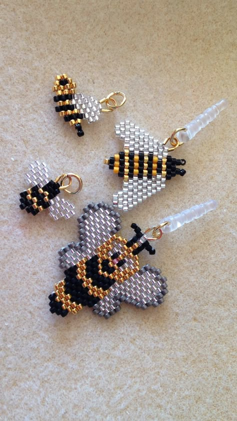 Beaded Bee Pattern, Beaded Bumble Bee, Beaded Bees, Stitch Jewelry, Seed Bead Crafts, Bead Loom Designs, Costura Diy, Beaded Jewlery, Bead Charms Diy