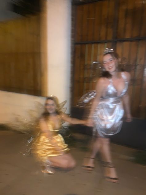 Gold and silver diy fairy costume for best friends Gold Fairy Aesthetic, Silver Angel Costume, Silver Fairy Costume, Golden Costume Ideas, Silver Party Aesthetic, Silver Dress Costume, Gold Angel Costume, Gold Fairy Costume, Trail Photoshoot