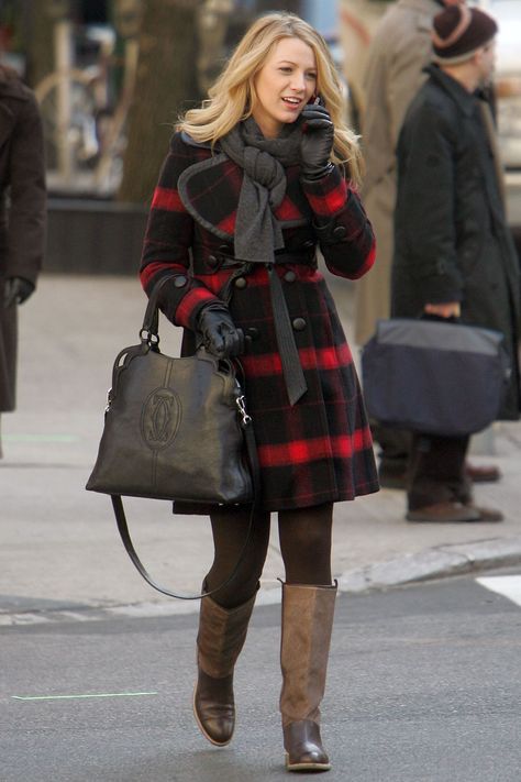 Every self-respecting New Yorker owns a smart checked coat, don’t they? Serena’s black and red number is definitely fit for purpose – but don’t the black coat and bag belong with matching boots, not this suede brown pair? Gossip Girl Fashion Serena, Gossip Girl Outfits Inspiration, Serena Van Der Woodsen Style, Mode Gossip Girl, Gossip Girl Serena, Estilo Gossip Girl, Stile Blair Waldorf, Serena Van Der, Gossip Girl Outfits