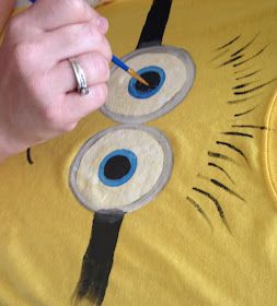 Cummins Life: DIY Personalized Minion Shirts Minions Costume, Diy Minion Costume, Minion Goggles, Minion T Shirt, Minion Decorations, Minions Eyes, Homemade Shirts, Minion Shirts, Diy Minions