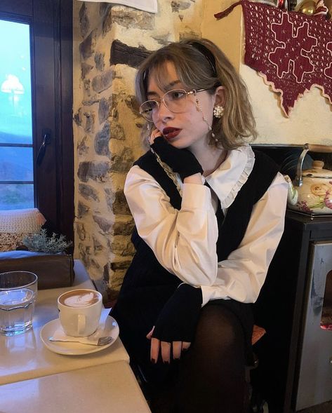 Dark Academia Makeup, Vintage Academia, Aesthetic Women, Foto Poses, Pinterest Girls, Autumn Outfit, Material Girls, Casual Style Outfits, Aesthetic Outfits